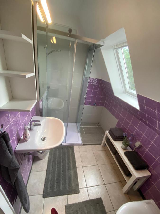 Ferienwohnung Mit Balkon Und Eingezaeunten Garten Aurich Esterno foto