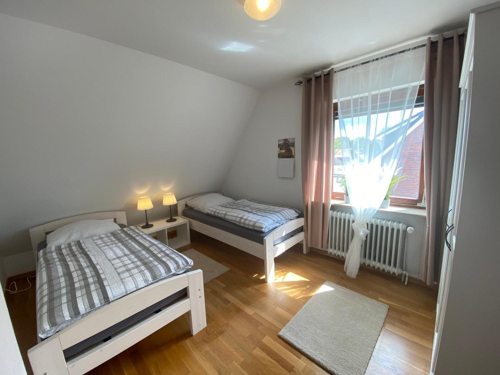 Ferienwohnung Mit Balkon Und Eingezaeunten Garten Aurich Esterno foto