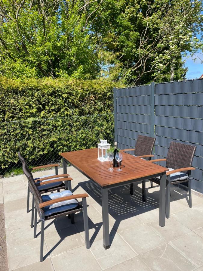 Ferienwohnung Mit Balkon Und Eingezaeunten Garten Aurich Esterno foto
